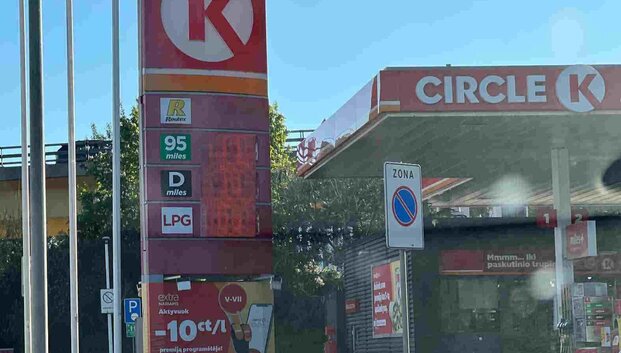 Prie&scaron; savaitgalį pakito degalų kainos: kas pabrango?