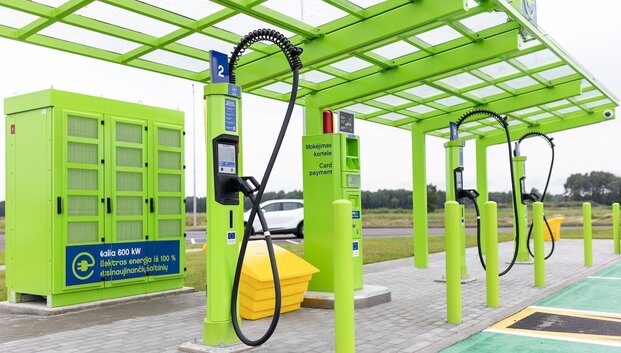 Elektromobilių įkrovimas Lietuvoje tampa paprastesnis: pristatomas dar vienas atsiskaitymo būdas