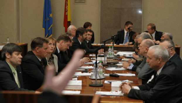 Susikirto dėl i&scaron;mokų miesto tarybos nariams 