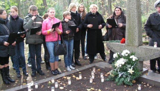 Pirmojo Lietuvos jūrų kapitono kapą &scaron;ildo moksleivių žvakelės 