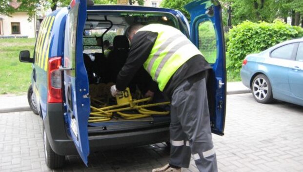 Aktyviau blokavo automobilių ratus 