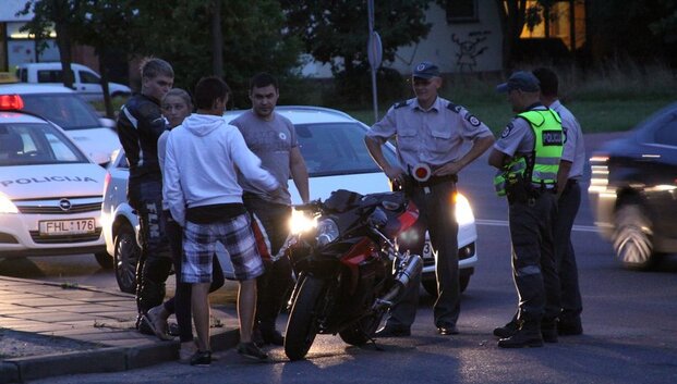 Motociklas parblo&scaron;kė ne perėjoje gatvę kirtusi klaipėdietį