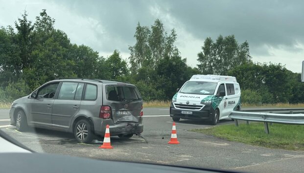 Vienas staigus stabdymas &ndash; masinė avarija: kiek kainuoja tokia vairuotojo klaida?