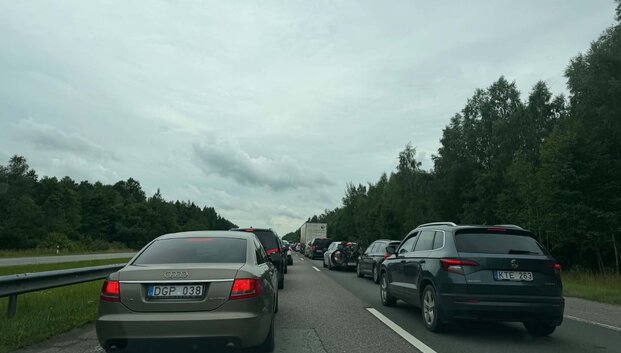 Penktadienį gatvės ir keliai dėl avarijų užsikim&scaron;o neįprastai anksti: kurias vietas geriau aplenkti?