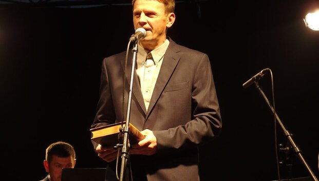 Vilniaus knygų festivalyje Rolandas Kazlas pristatė kompaktinį diską su savo įgarsinta Kristijono Donelaičio poema &bdquo;Metai&ldquo;