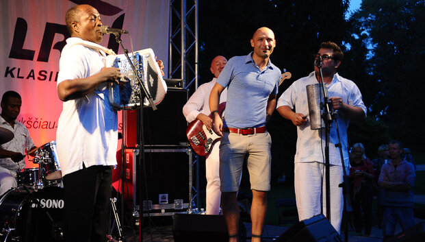 Su Jurgiu Didžiuliu scenoje pasirodęs kumbijos muzikos meistras Antonio Rivas privertė pamir&scaron;ti pilką rutiną
