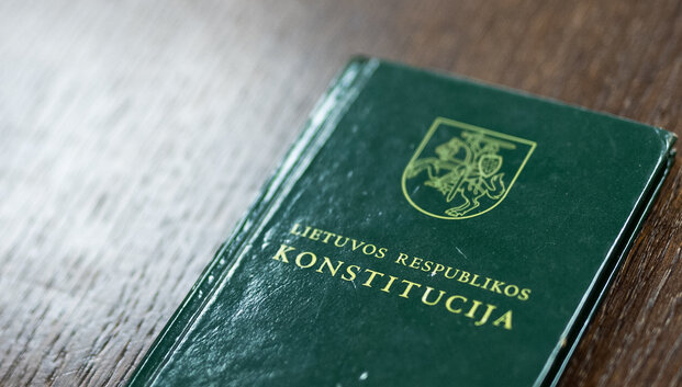 Grupė parlamentarų siūlo keisti Konstituciją, numatant galimybę atsisakyti Seimo nario neliečiamybės