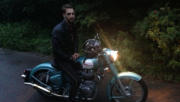 Vos tik gavęs motociklininko pažymėjimą Justinas Jarutis sėdo prie vintažinio &bdquo;Royal Enfield&ldquo; vairo