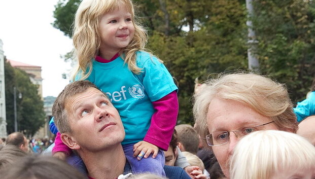 Naglis &Scaron;ulija ir Vaida Grik&scaron;aitė-Česnauskienė padėjo savo atžaloms įveikti &bdquo;Unicef&ldquo; vaikų bėgimą