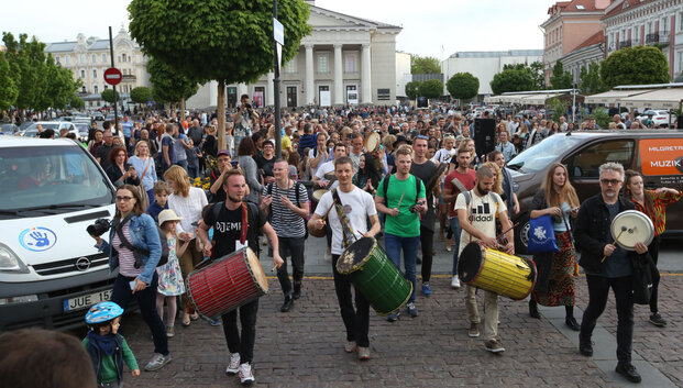 Gatvės muzikos dienoje &ndash; nuo karo ir persekiojimo bėgančių muzikantų grupė