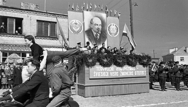 Surežisuota laimė: kaip sovietiniai paradai virto absurdi&scaron;ku reginiu, kurio vengė net režimo elitas