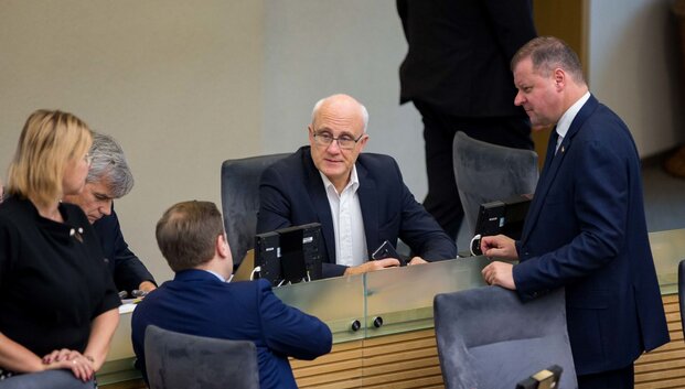 Seimas beveik vieningai priėmė Ukrainą palaikančią rezoliuciją, susilaikė tik R.Martinėlis ir S.Jakeliūnas