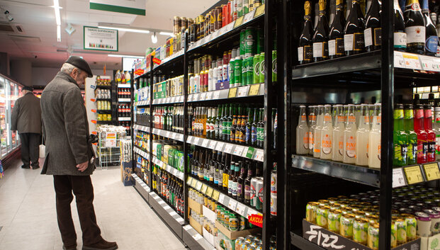 Seimo komitetas &ndash; už alkoholį imituojančių gėrimų pardavimo nepilnamečiams bausmes
