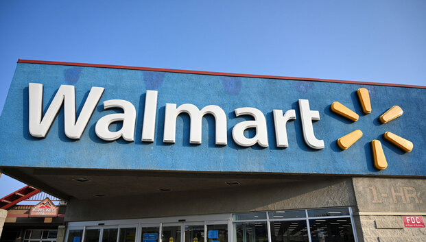 &bdquo;Walmart&ldquo; pelnas vir&scaron;ijo prognozes, nepaisant lėtesnio pardavimų augimo JAV