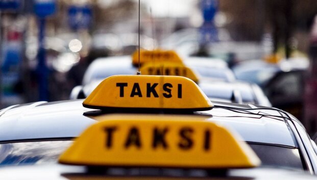 Padėti vairuotojams i&scaron;judinti žiemą streikuojančius automobilius sutinka ne visos taksi kompanijos