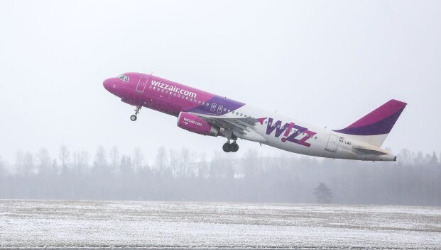 &bdquo;Wizz Air&ldquo; teigia nejaučianti aviacinių degalų trūkumo, bilietų nebranginanti