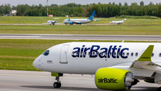 &bdquo;Tai žaliosios miglos pūtimas&ldquo;: &bdquo;airBaltic&ldquo; siūlymas susimokėti už tvarų kurą sukėlė diskusijų audrą