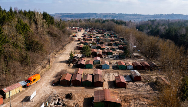Žadėjo kempingą, dabar sodina mi&scaron;ką: žemė po buvusiais garažais &ndash; itin užter&scaron;ta