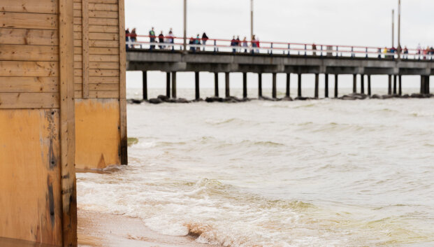 Audringa vasara &bdquo;valgo&ldquo; Palangos paplūdimį: kai kurie statiniai &scaron;iemet atsidūrė vandenyje