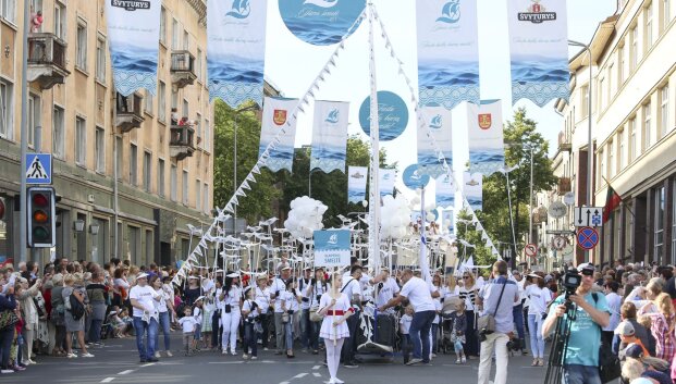 Klaipėdą užtvindė &scaron;ventinė Jūros fiestos banga &ndash; į gatves i&scaron;ėjo daugiatūkstantinė minia