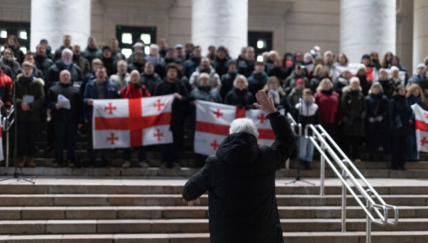 &bdquo;Visada buvome ir būsime&ldquo;: 100 žmonių daina rei&scaron;kė palaikymą protestuotojams Sakartvele