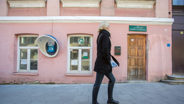 Nedarbo pa&scaron;alpos gavėjų padidėjo trečdaliu: ar tai krizės ženklas?