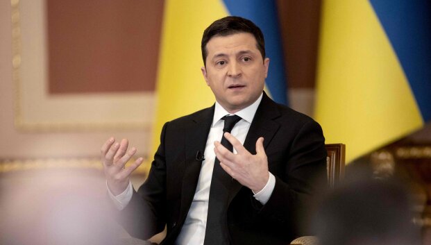 V.Zelenskis ragina nepanikuoti ir stebina Vakarų ekspertus: bet gal jis teisus?