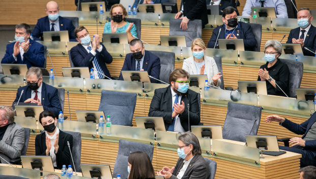 Smūgis nesiskiepijantiems parlamentarams: nuo sausio i&scaron; jų reikalaus galimybių paso