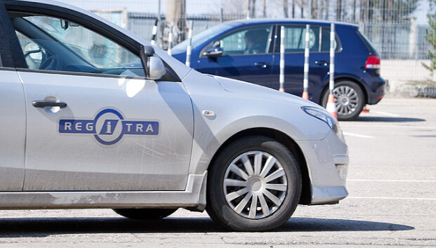 Būsimo vairuotojo mama skundžiasi &scaron;lubuojančia elektroninės registracijos sistema, o &bdquo;Regitra&ldquo; tikina, kad to negali būti