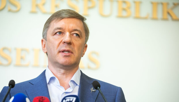 Seimo automobilių nuomos detektyvas tęsiasi: R.Karbauskis pir&scaron;tu rodo į S.&Scaron;edbarą