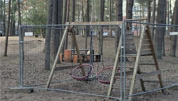 Itin mėgstama vaikų žaidimų aik&scaron;telė atsidūrė už metalinių tvorų: dalį teks i&scaron;montuoti