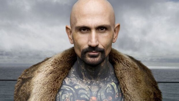 Lietuvoje besifilmuojantis Holivudo aktorius Robertas LaSardo Vilniuje savo tatuiruotą kūną papuo&scaron;ė kaukole