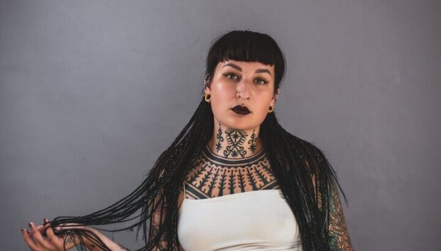 &bdquo;Žmogus ne&scaron;ioja ne tik pie&scaron;inį, bet ir tavo energetiką&ldquo;: tatuiruočių meistrė atskleidė, kas jai padėjo atrasti &scaron;viesą kūryboje
