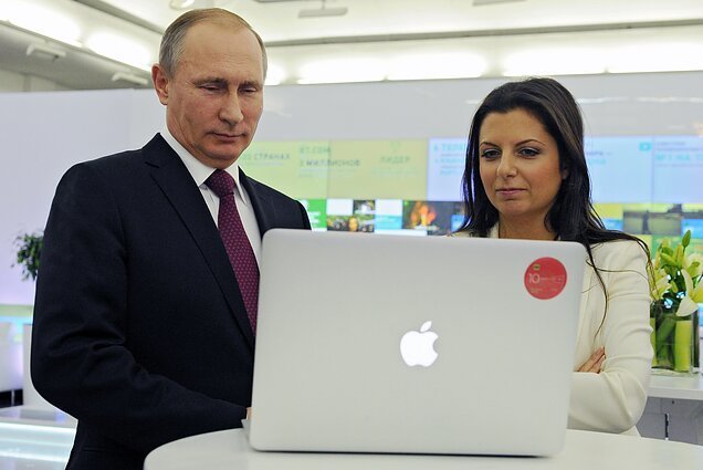 AP nuotr./Vladimiras Putinas ir Margarita Simonjan „Russia Today“ 10 metų sukakties renginyje, 2015 m.