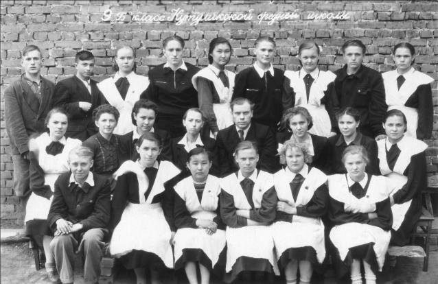 Asm. archyvų nuotr./Kutuliko vidurinės mokyklos mokiniai ir mokytojai (mama pirmoje eilėje dešinėje).