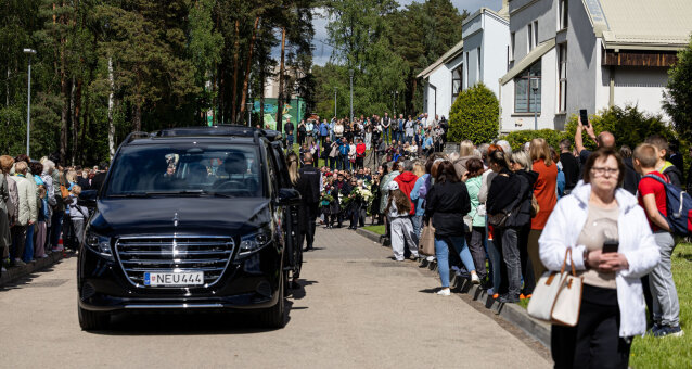 Visagine atsisveikinama su Jevgenijumi &Scaron;uklinu
