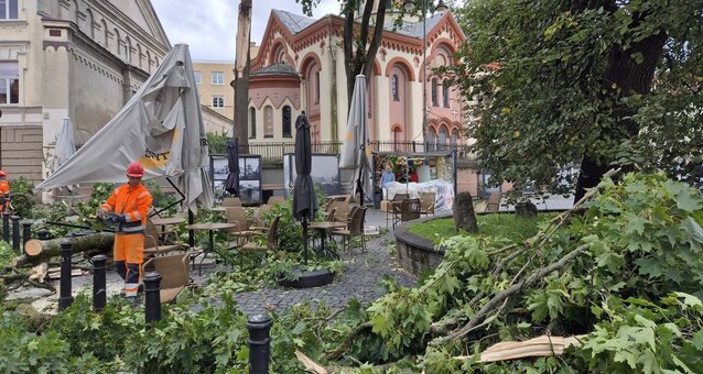 Stiprus vėjas Vilniuje varto daiktus