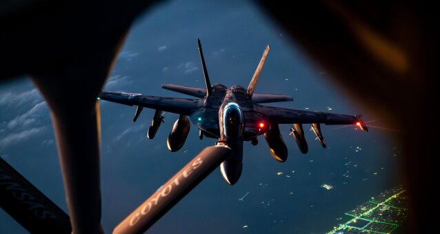JAV karinių oro pajėgų lėktuvas &bdquo;KC-135 Stratotanker&ldquo; pildo degalų atsargas JAV karinio jūrų laivyno lėktuvui &bdquo;F/A-18F Super Hornet&ldquo; vir&scaron; Artimųjų Rytų operacijos &bdquo;Epic Fury&ldquo; metu