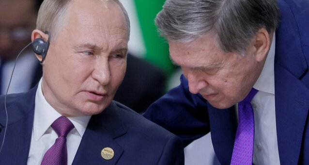Vladimiras Putinas ir Jurijus U&scaron;akovas / REUTERS