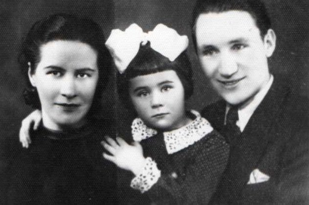 Asmeninio albumo nuotr./Jūratė (Norvaišienė) su tėvais – Stasiu ir Bronislava Gyliais, 1940 m.
