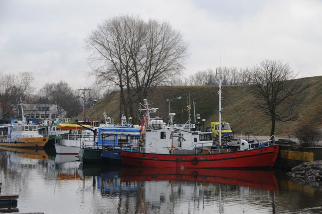 VE nuotr./Prie krantinių Danės upėje mažiesiems nepatogu nei stovėti, nei keleivius išlaipinti. Sveikatos apsaugos ministerija, atsižvelgdama į švelnėjančias karantino sąlygas, atnaujino reikalavimus dėl keleivių plukdymo mažaisiais laivais. Nuo gegužės 18 d. plaukiojančių priemonių savininkai įpareigoti ribo