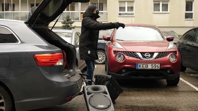 „Vakarų ekspreso“ nuotr./Kad sportuoti būtų linksmiau, prie automobilio akomuliatoriaus buvo prijungtos dvi garso kolonėlės, skambėjo nuotaikinga muzika, treneriai pratimus ir užduotis gyventojams komentavo per mikrofoną.