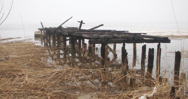 Ve.lt nuotr./Unikalioje 2007 m. pavasarį darytoje nuotraukoje matyti buvusios sovietinės povandeninių laivų bazės tilto likučiai