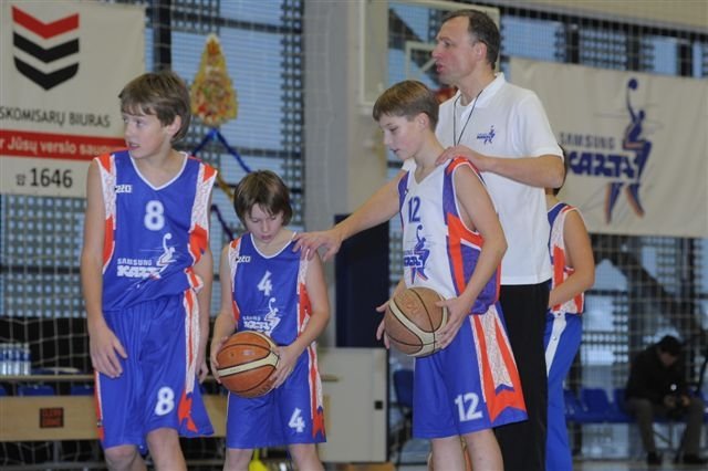 Treneris Mindaugas Lukošius treniruoja jaunuosius krepšininkus.