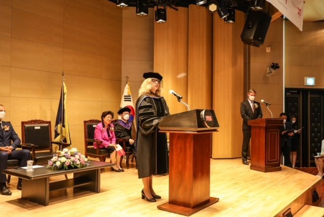 DSU nuotr./DSU Garbės daktarės regalijų įteikimo ceremonija MRU rektorei prof. dr. Ingai Žalėnienei