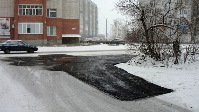 Englishrussia.com nuotr./Kelininkai Rusijoje asfaltą kloja ant sniego