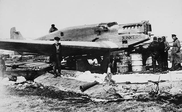 Viešojo naudojimo kūrinys/„Junkers“ mechanikai prie „Bremen“ Grinlio saloje