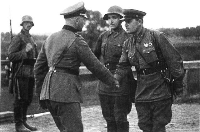 „Twitter“ nuotr./Sovietų ir nacių kariai spaudžia vienas kitam ranką