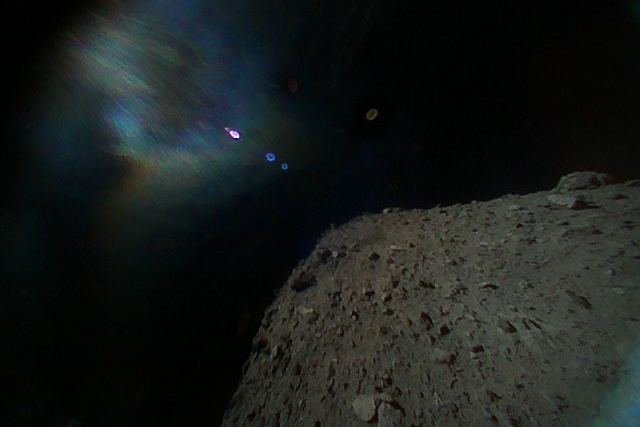 JAXA nuotr./Besileidžiančių link Ryugu asteroido zondų užfiksuotas vaizdas