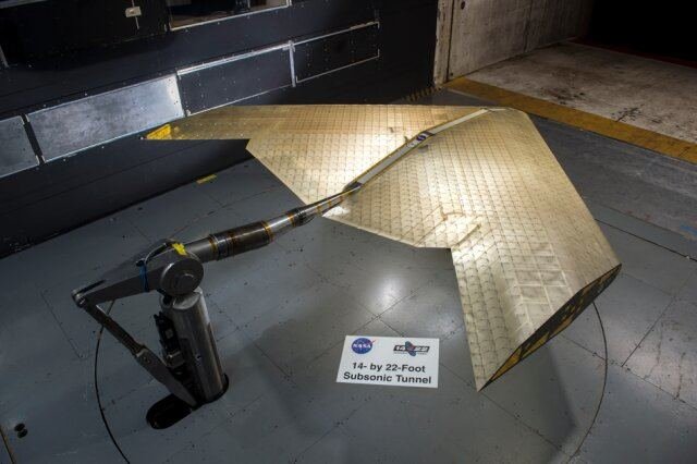 NASA nuotr./Iš identiškų struktūrinių komponentų sukurtas sparnas NASA vėjo tunelyje
